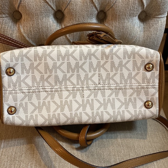 Michael Kors EUC Vanilla Bedford Satchel w/Multiple Pockets & Dust Bag - Picture 5 of 17